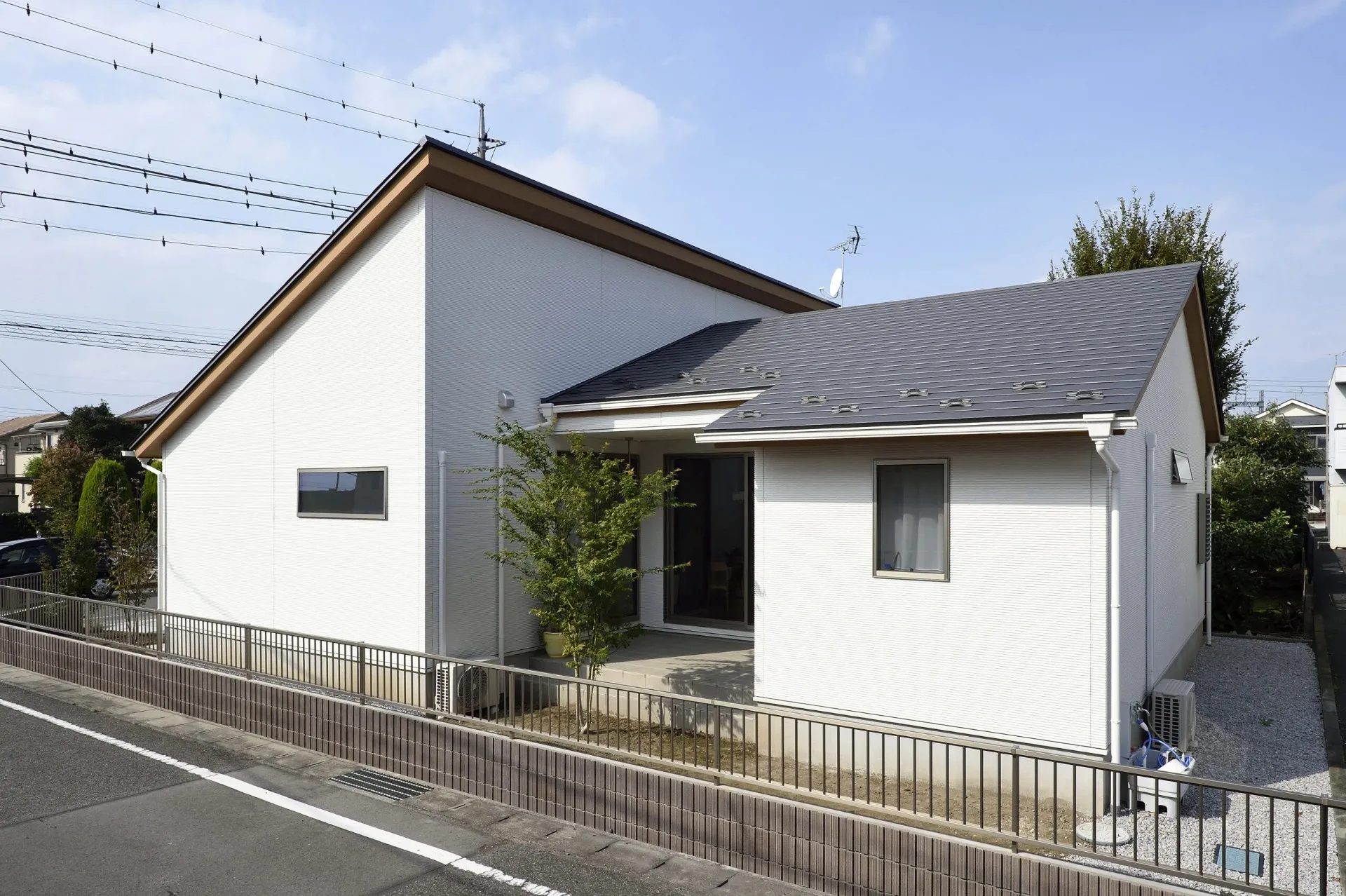 屋根は勾配をつけてカッコ良く見せる。正面から見る表情とはまた異なり個性を演出。周辺環境を調査し、外部の目が気にならない設計だ